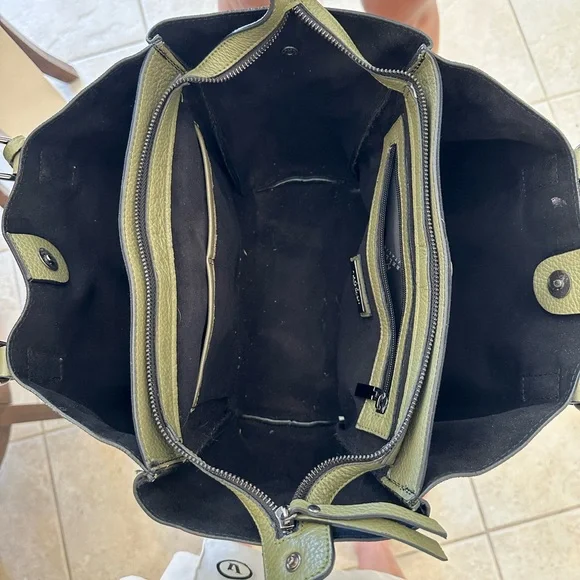 A. Bellucci Green Luxury Leather Handbag - Picture 2 of 4